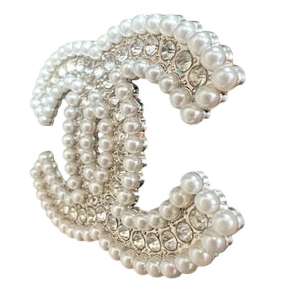 Chanel Silver Crystal CC Pearl Trimmed Brooch Winter Act II 2023 (CCXX022) - Picture 3 of 4